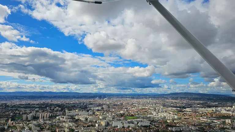 Vue de Lyon sous un ciel partiellement nuageux
