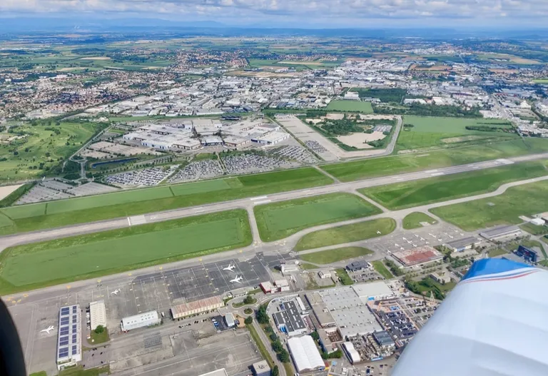Vue aérienne de l'aéroport de Lyon Bron (LFLY)